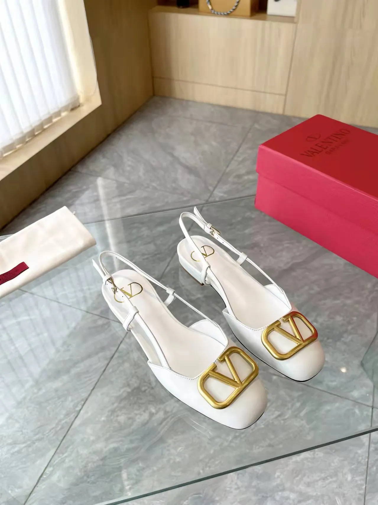👟👟Ex-factory price 400👟👟 Genuine leather sole +40 Top version 𝑉𝐴𝐿𝐸𝑁𝑇𝐼𝑁𝑂 Valentino new spring and summer women's back hollow new sandals. Unique V-buckle hardware accessories bring out a full sense of luxury. The new season will live up to expectations! Worth buying★Absolutely high-grade❥Original method, Absolutely sensual❥Elegant style, creating a different feeling, simple and elegant style!  Code number: 35-41 (34-42 customized, non-returnable) Fabric: Imported sheepskin Inner foot pads: Inner sheepskin Heel height: 2 cm Leather outsole Rubber outsole